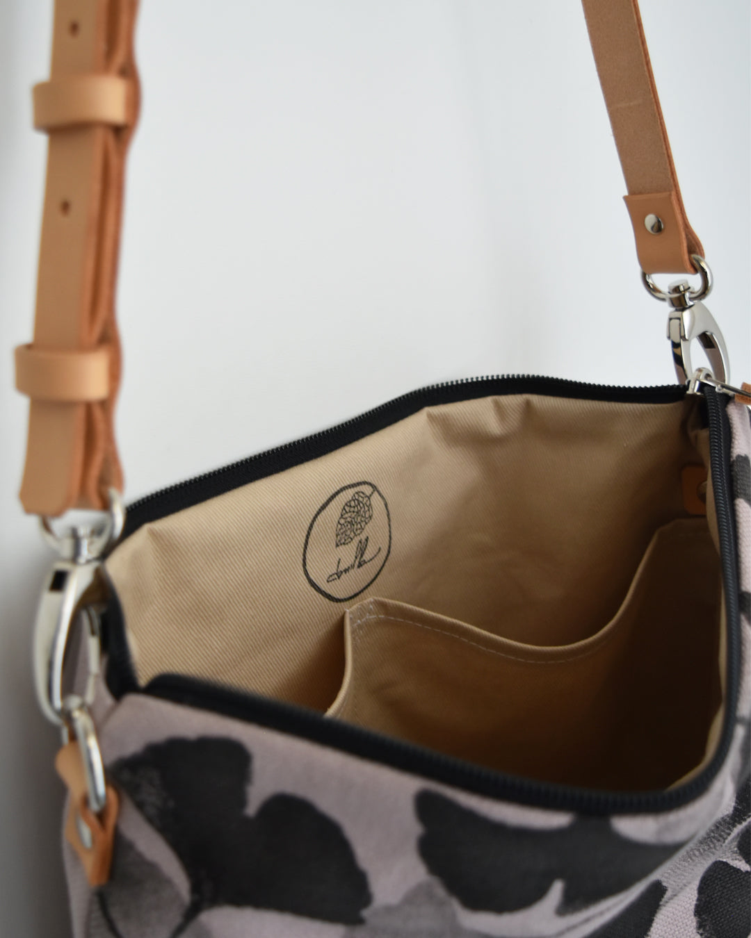 Tracolla CALATEA fiore di loto gingko nero