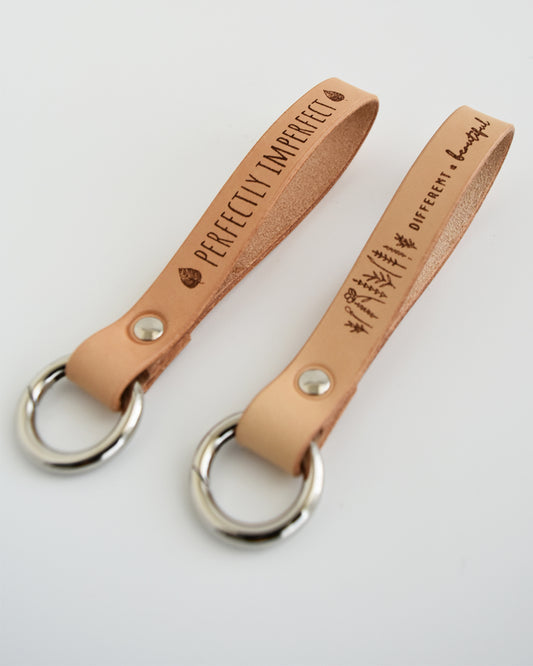 Portachiavi in pelle con scritta - "Different is beautiful" / "Perfectly imperfect"