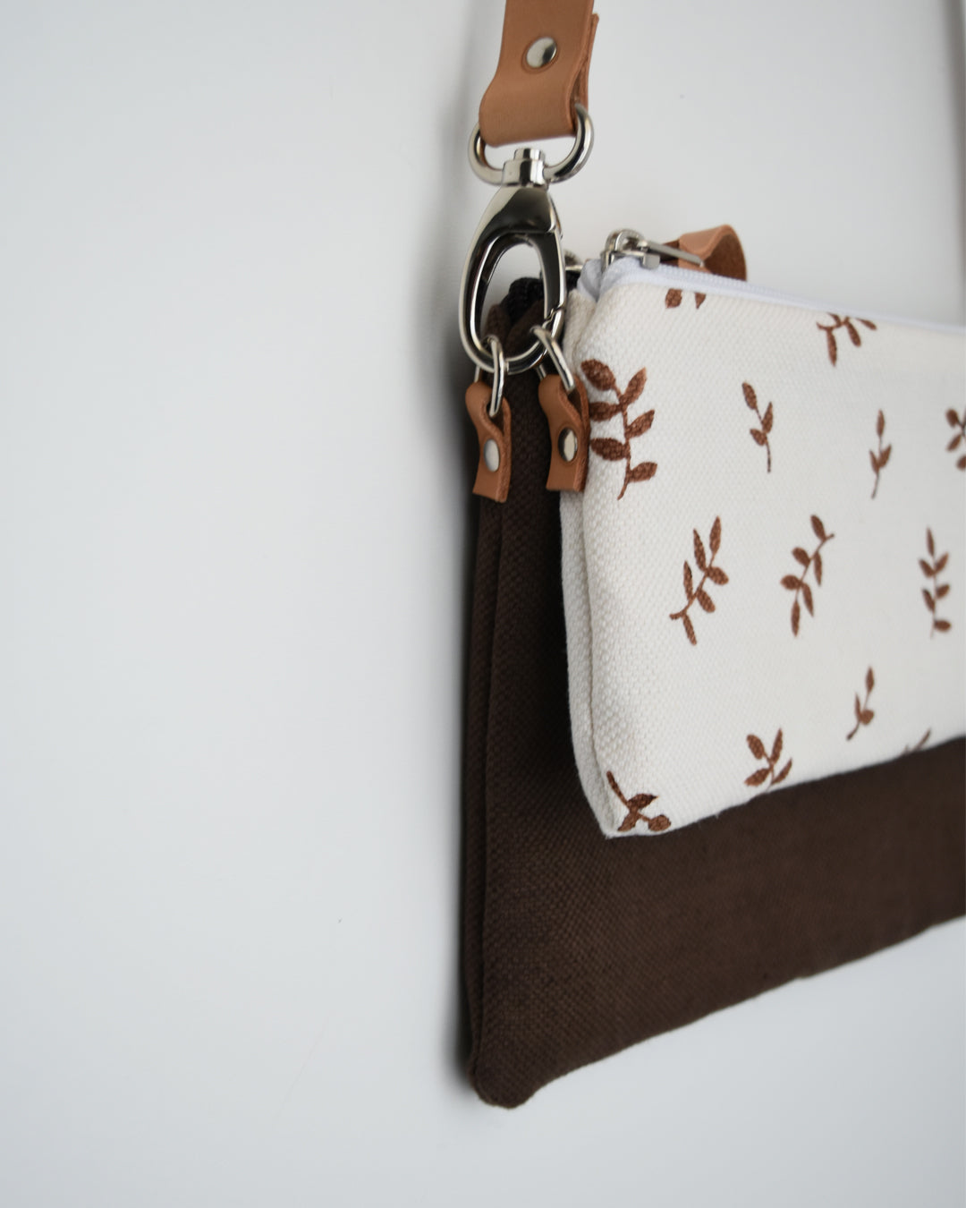 Tracolla doppia CAMELIA cioccolato + bianco germogli