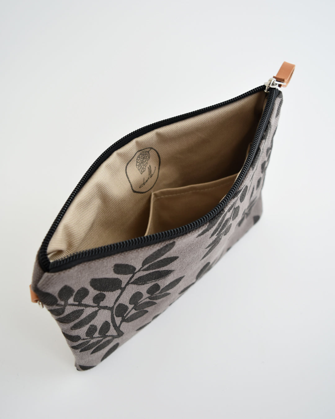 Pochette grande CHENZIA - tortora stampa foliage