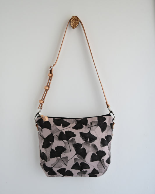 Tracolla CALATEA fiore di loto gingko nero