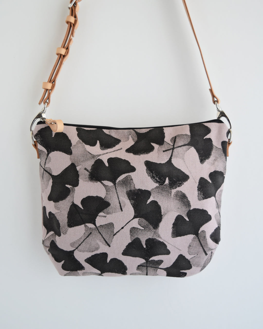 Tracolla CALATEA fiore di loto gingko nero