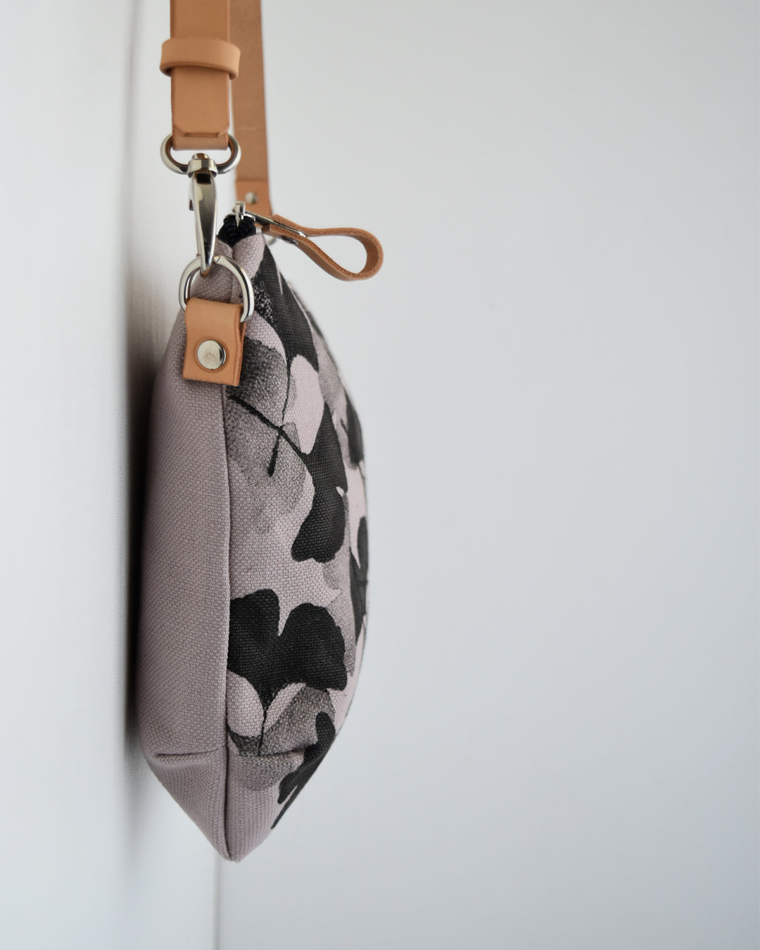 Tracolla CALATEA fiore di loto gingko nero