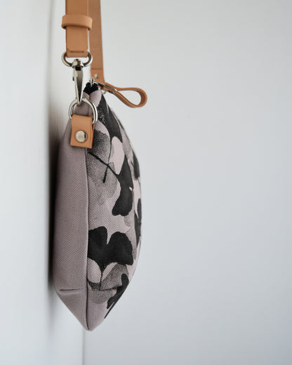 Tracolla CALATEA fiore di loto gingko nero