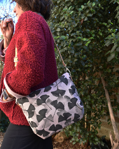 Tracolla CALATEA fiore di loto gingko nero