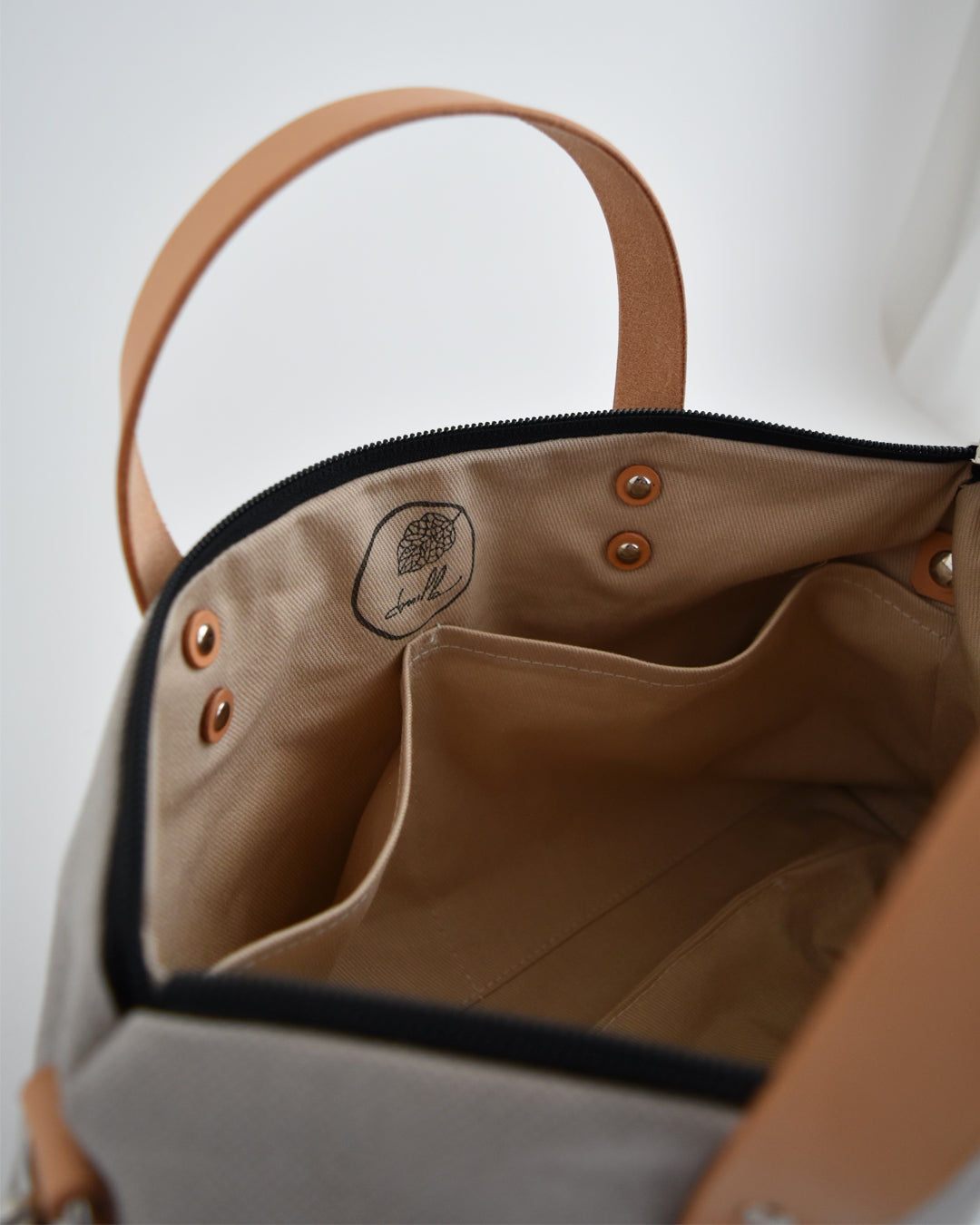 Borsa bauletto CANNELLA grigio chiaro felce nera