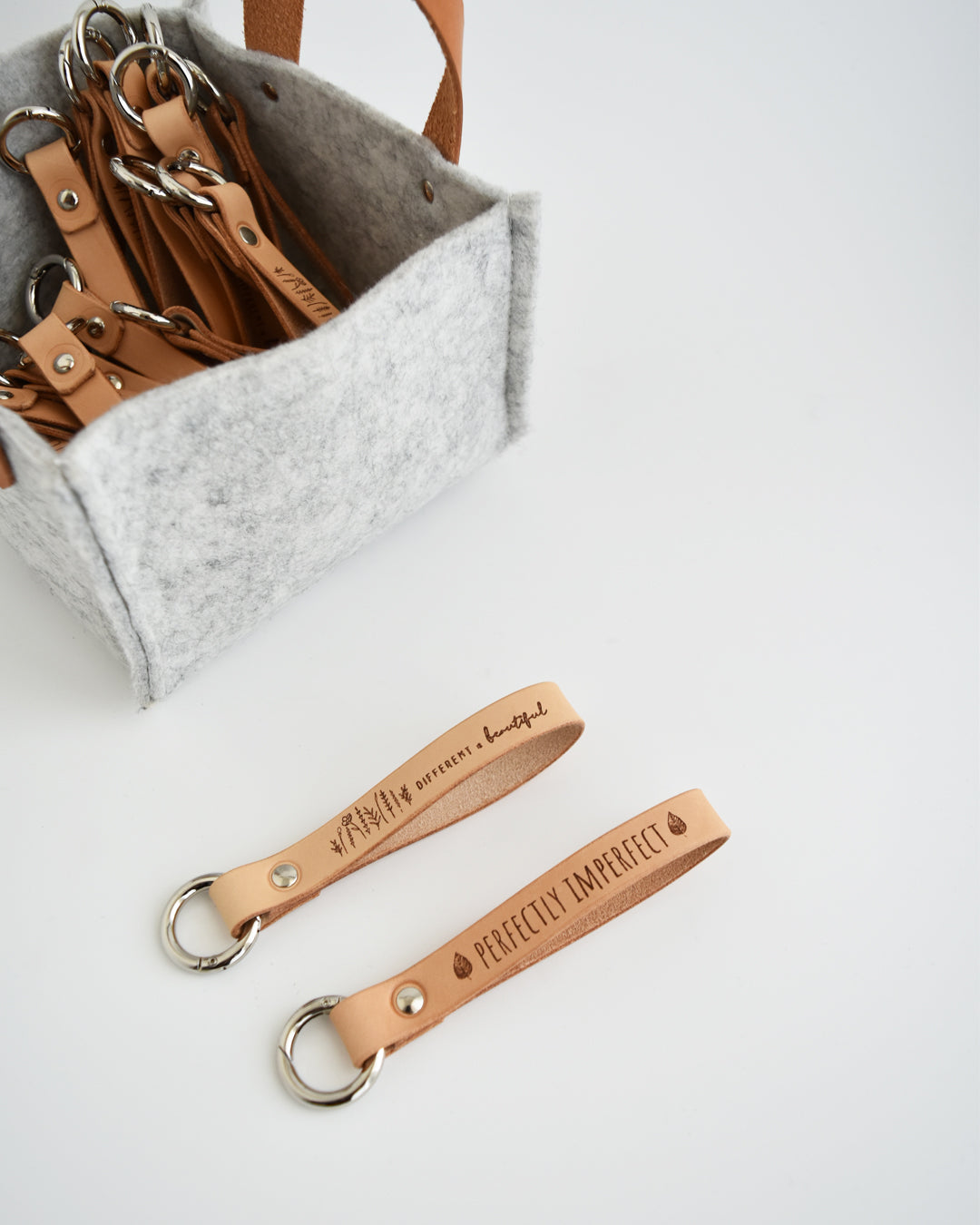 Portachiavi in pelle con scritta - "Different is beautiful" / "Perfectly imperfect"