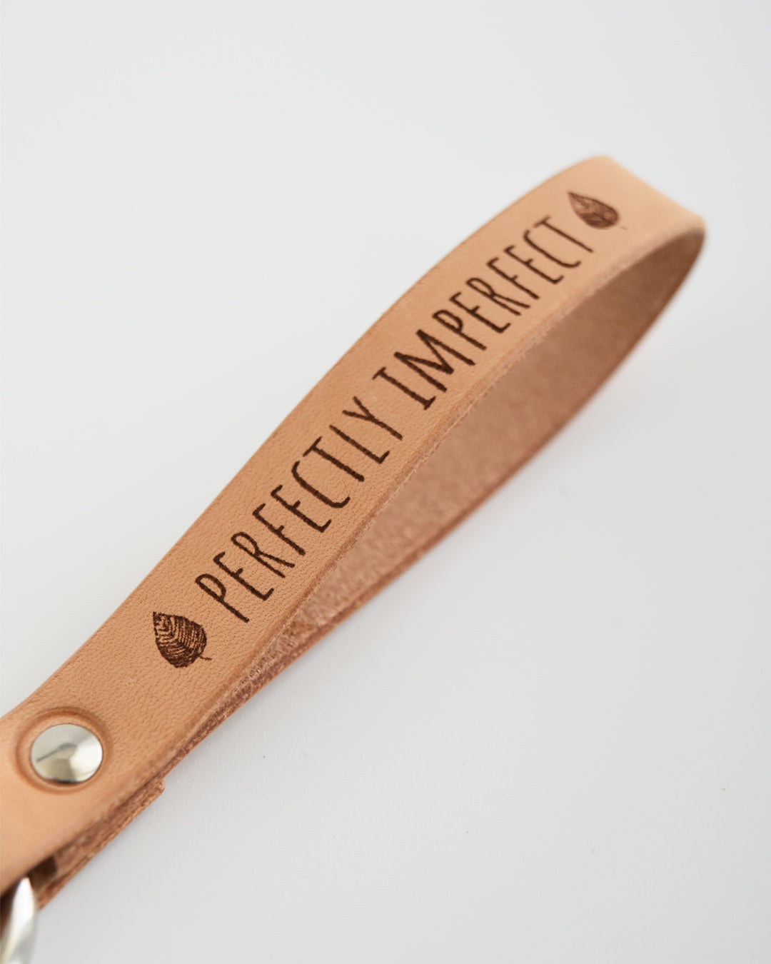 Portachiavi in pelle con scritta - "Different is beautiful" / "Perfectly imperfect"