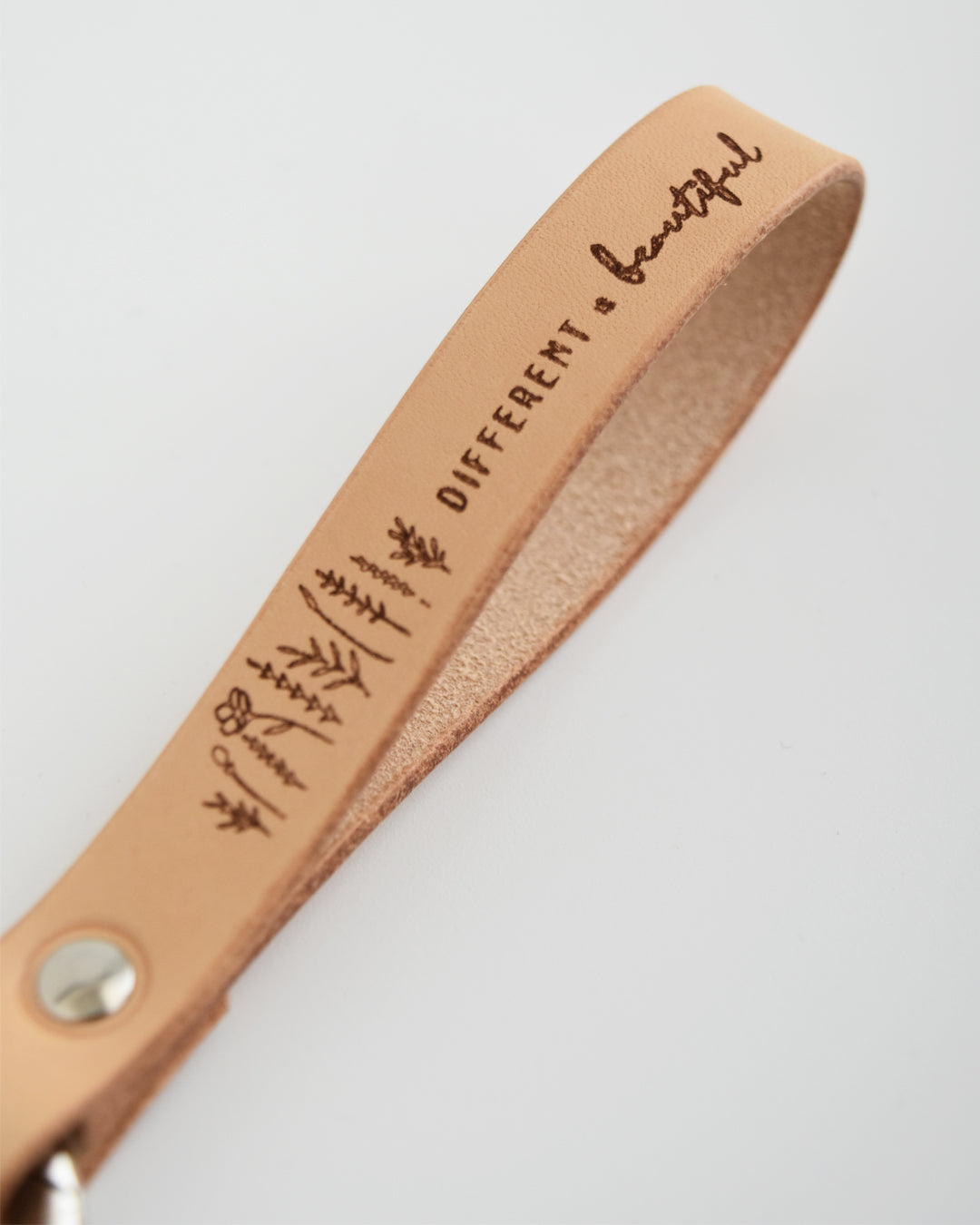 Portachiavi in pelle con scritta - "Different is beautiful" / "Perfectly imperfect"