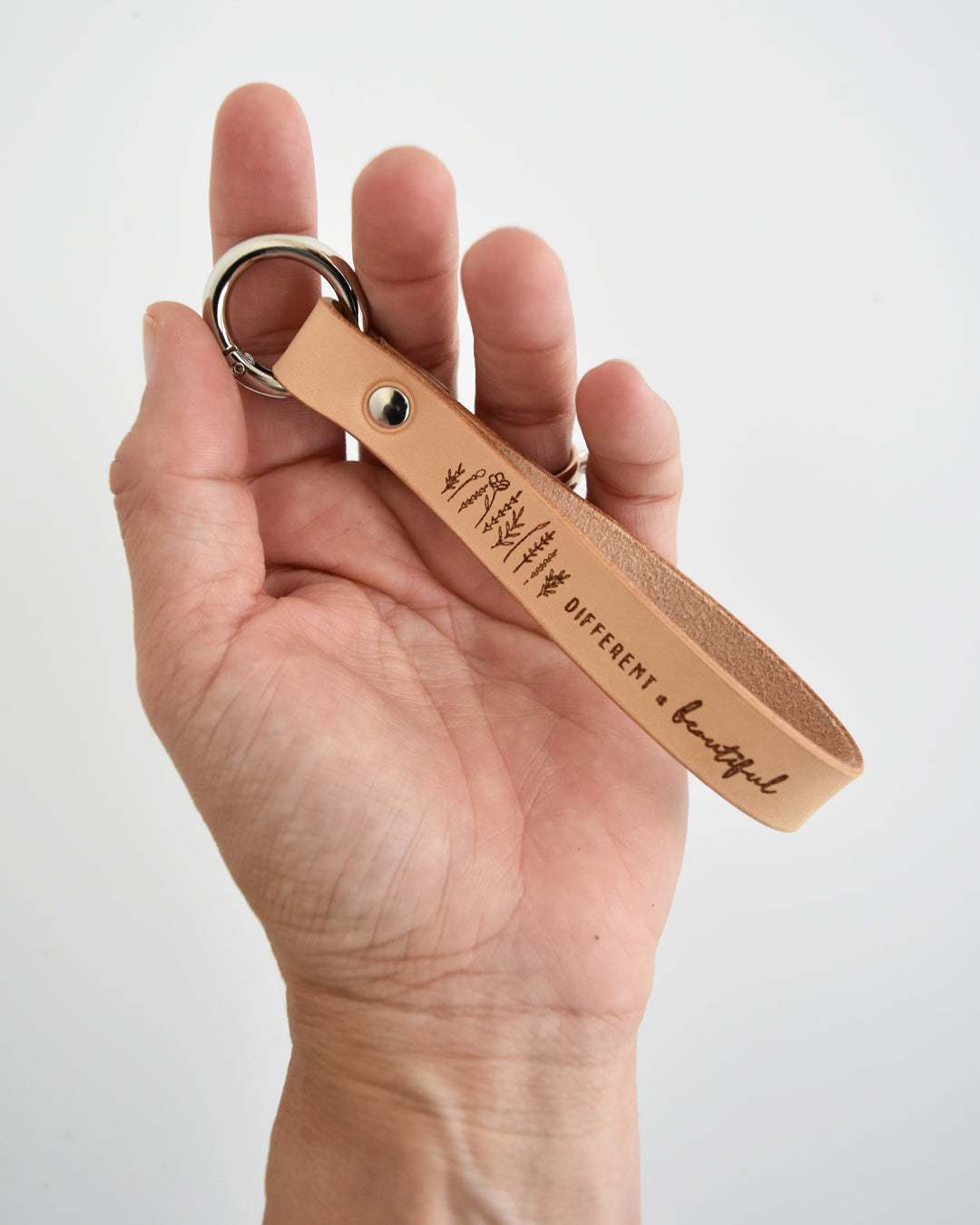 Portachiavi in pelle con scritta - "Different is beautiful" / "Perfectly imperfect"