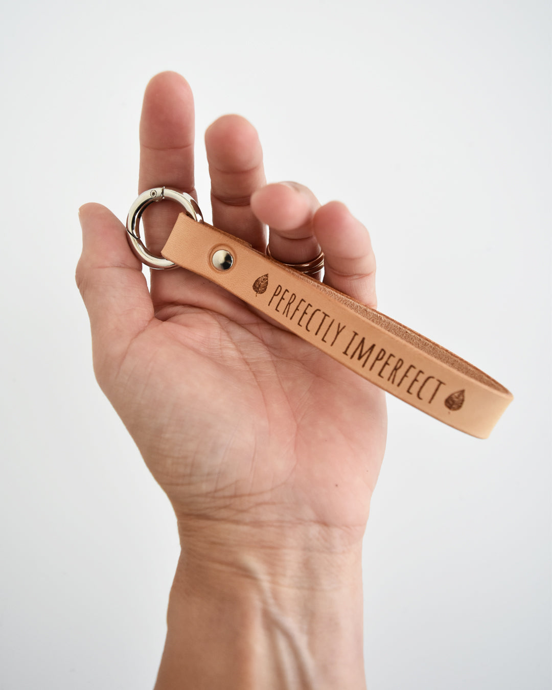 Portachiavi in pelle con scritta - "Different is beautiful" / "Perfectly imperfect"
