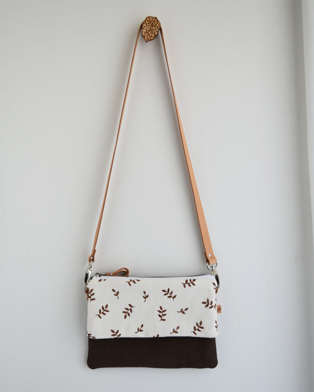 Tracolla doppia CAMELIA cioccolato + bianco germogli