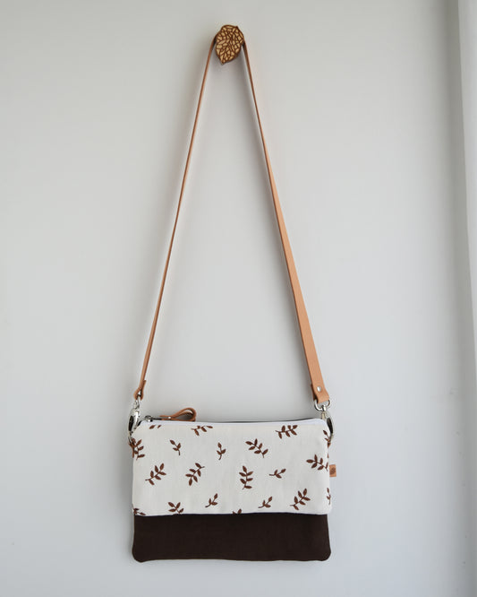 Tracolla doppia CAMELIA cioccolato + bianco germogli