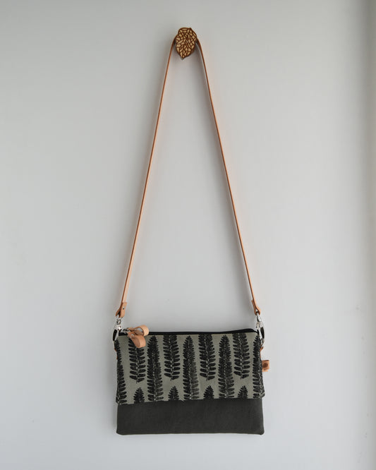 Tracolla doppia CAMELIA grigio verde + salvia del deserto felce nera